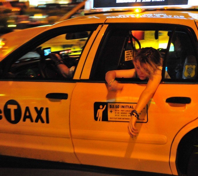 Прокатилась в такси и дала таксисту в очко