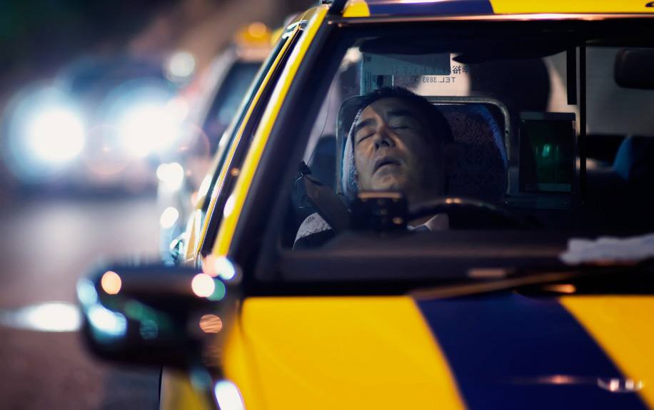 Таксиста забудь. Водитель такси. Таксист. Заснула в такси.